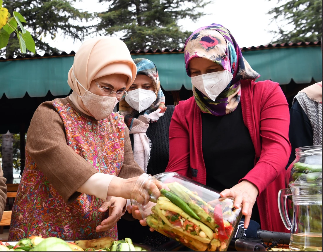 Emine Erdoğan'dan turşu tarifi! Sirkeyle mi olur limonla mı?